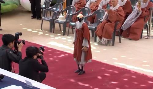 HINH 1 ROBOT monk Gabi